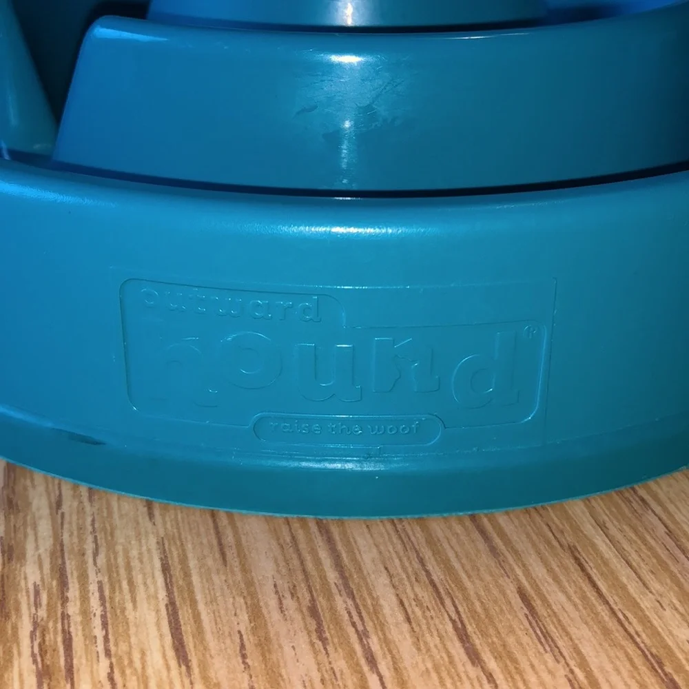 Outward Hound Fun Feeder dog bowls feature meal-lengthening ridges to help slow